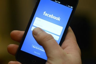 Facebook messenger portable (adapted) (Image by downloadsource.fr [CC BY 2.0] via Flickr)