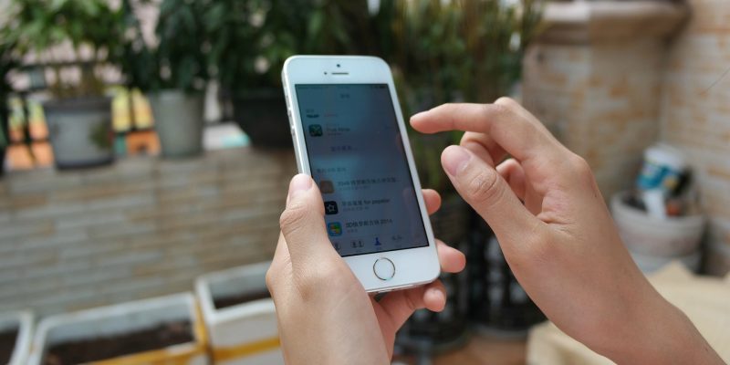 mobile (Image by cicwdn [CC0 Public Domain] via Pixabay)