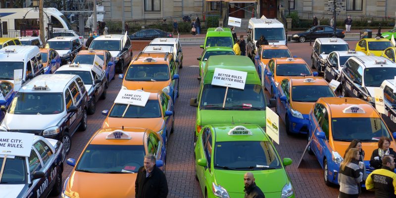 Taxi Cabs vs Uber (adapted) (Image by Aaron Parecki [CC BY 20] via Flickr)
