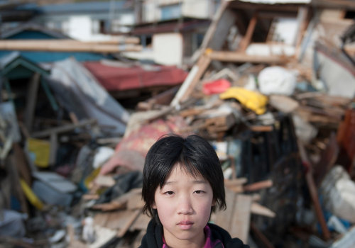 Ein Junge nach der Zerstörung. Erdbeben und Tsunami, Japan 2011 (adapted) (Image by Schweizerisches Rotes Kreuz [CC BY 2.0] via Flickr)