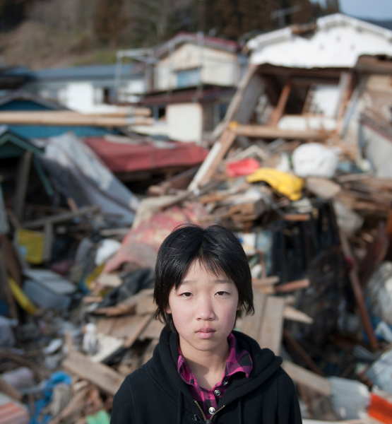 Ein Junge nach der Zerstörung. Erdbeben und Tsunami, Japan 2011 (adapted) (Image by Schweizerisches Rotes Kreuz [CC BY 2.0] via Flickr)