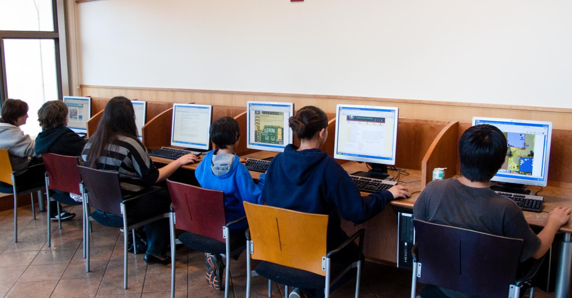 Internet Cafe Computers (adapted) (Image by San José Library [CC BY-SA 2.0] via Flickr)