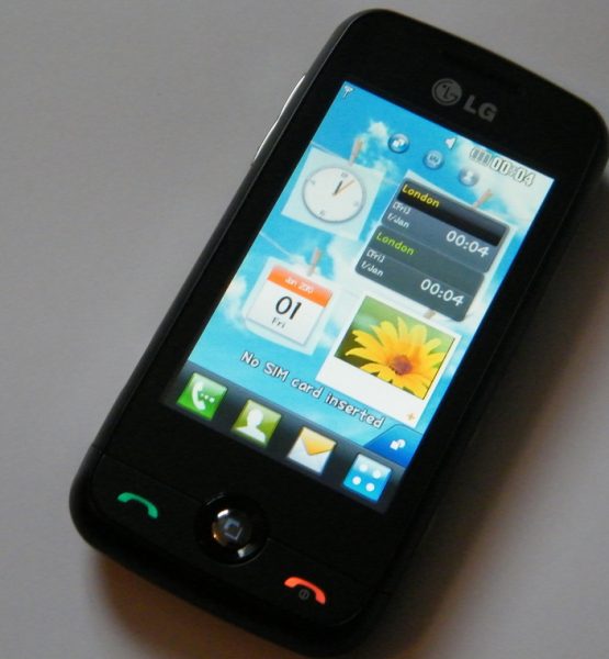 LG Cookie Fresh GS290 Smartphone (adapted) (Image by DigitPedia Website [CC BY 2.0] via Flickr)