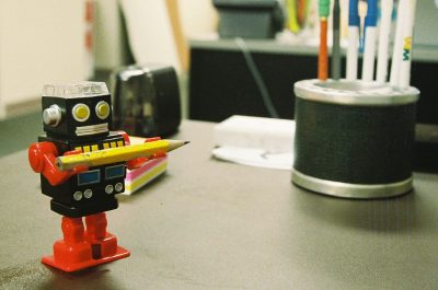 tabletop assistant (adapted) (Image by Matthew Hurst [CC BY SA 2,0], via flickr)