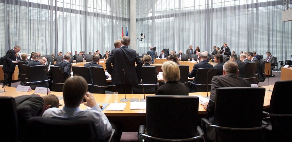 Öffentliche Anhörung des Haushaltsausschusses des Deutschen Bundestages zu ESM und Fiskalvertrag (adapted) (IMage by Mehr Demoratie e.V. [CC BY SA 2.0], via flickr)
