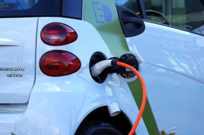 Elektroauto (adapted) (Image by MikeBird [CC0 Public Domain] via pixabay)