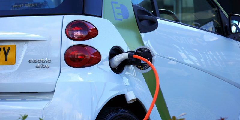 Elektroauto (adapted) (Image by MikeBird [CC0 Public Domain] via pixabay)