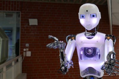 Roboter (adapted) (Image by jens kuu [CC BY 2.0] via flickr)