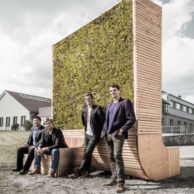 Das Gründerteam vor dem Prototypen des CityTrees (adapted) (Image by Green City Solutions)