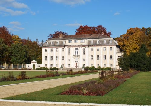 Neues Schloss im Stadtpark Tangerhütte (adapted) (Image by Björn Gäde [CC BY-SA 3.0] via wikipedia)