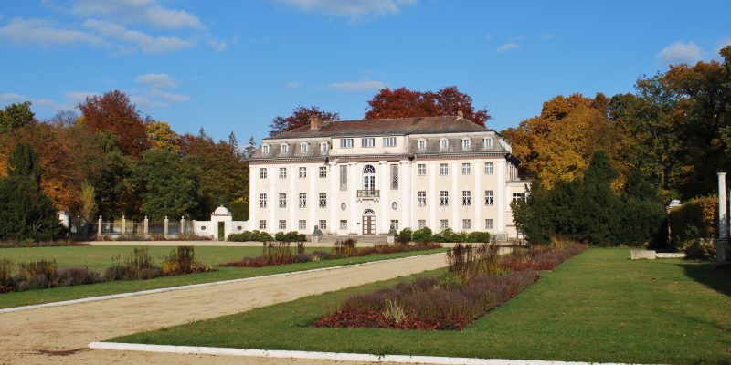 Neues Schloss im Stadtpark Tangerhütte (adapted) (Image by Björn Gäde [CC BY-SA 3.0] via wikipedia)
