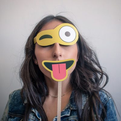Emoji Maske (Image (adapted) by aaandrea [CC0 Public Domain], via Pixabay)