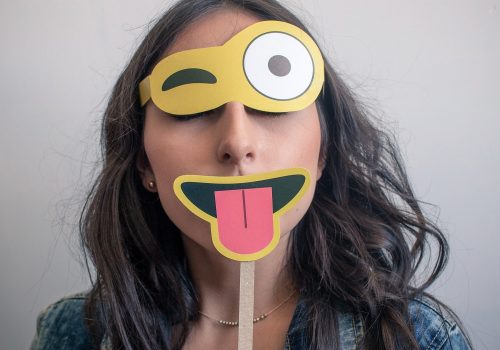 Emoji Maske (Image (adapted) by aaandrea [CC0 Public Domain], via Pixabay)