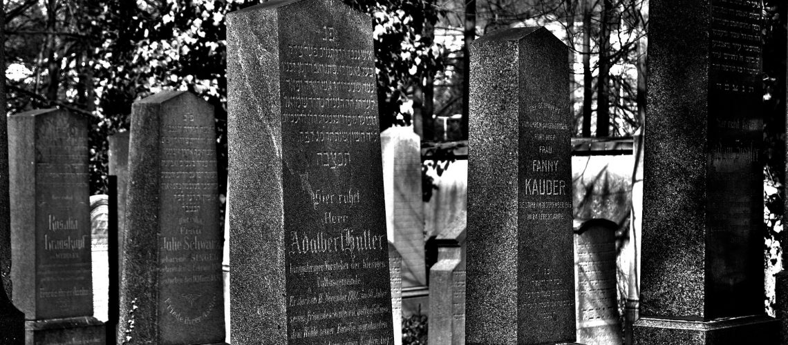 Friedhof (adapted) (image by Mrtvolka666 [CC0] via pixabay)