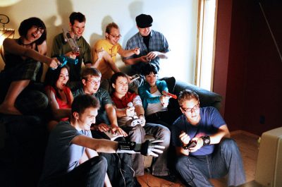 TenTooMany (adapted) (Image by Joel Stubston [CC BY SA 2.5], via Wikimedia Commons) Tag der Videospiele