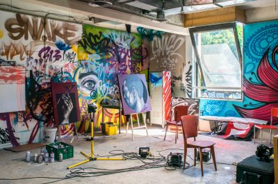 Art studio with wall graffiti (adapted) (Image by Matthieu Comoy [CC0 Public Domain] via Pixabay)