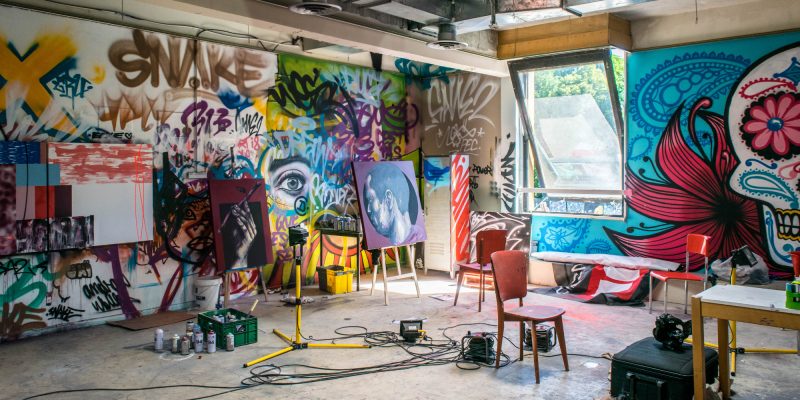 Art studio with wall graffiti (adapted) (Image by Matthieu Comoy [CC0 Public Domain] via Pixabay)