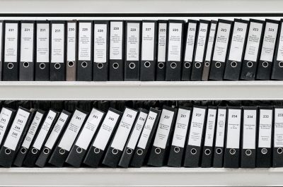 Datenspeicherung (adapted) (Image by Samuel Zeller [CC0 Public Domain] via Unsplash)