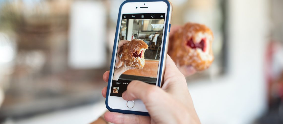 Influencer-Marketing Photographing a donut (adapted) (Image by Callie Morgan [CC0 PublicDomain] via Unsplash)