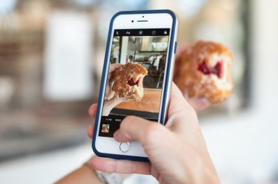 Influencer-Marketing Photographing a donut (adapted) (Image by Callie Morgan [CC0 PublicDomain] via Unsplash)