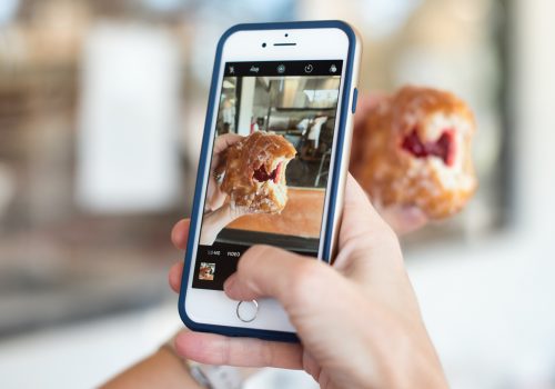 Influencer-Marketing Photographing a donut (adapted) (Image by Callie Morgan [CC0 PublicDomain] via Unsplash)