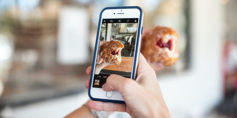 Influencer-Marketing Photographing a donut (adapted) (Image by Callie Morgan [CC0 PublicDomain] via Unsplash)