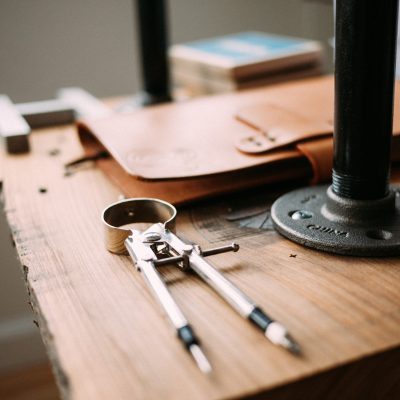 Workbench and Tools (adapted) (Image by Jeff Sheldon [CC0 Public Domain] via Unsplash) Handwerk 4.0