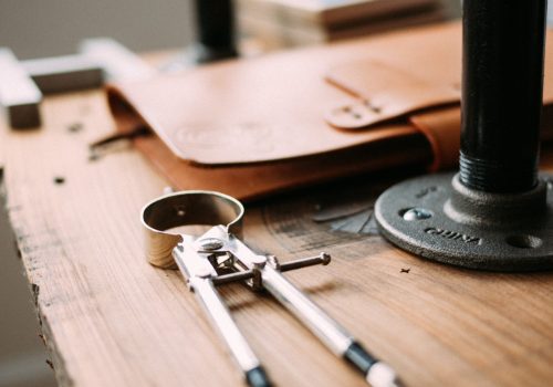 Workbench and Tools (adapted) (Image by Jeff Sheldon [CC0 Public Domain] via Unsplash) Handwerk 4.0