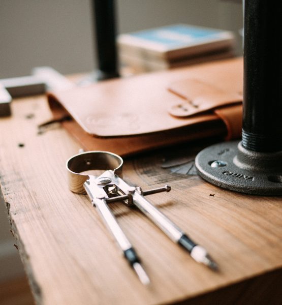 Workbench and Tools (adapted) (Image by Jeff Sheldon [CC0 Public Domain] via Unsplash) Handwerk 4.0