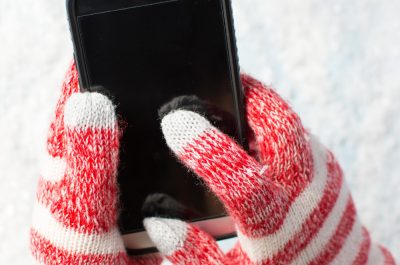 creativefamily - stock adobe com Smartphone im Winter