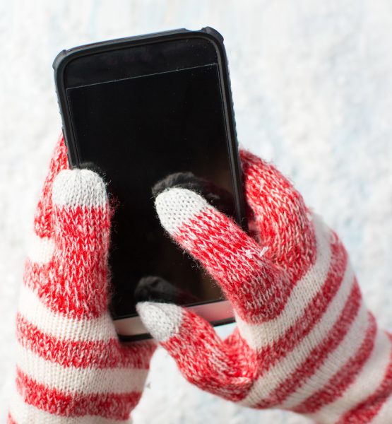 creativefamily - stock adobe com Smartphone im Winter
