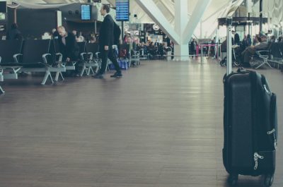 Symbolbild Flugverspätung Michal Parzuchowski unsplash com