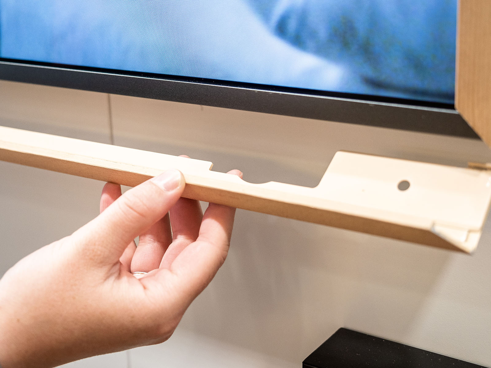 Samsung The Frame 18 Dieser Bildhubsche Design Fernseher Hat Etwas Zu Verbergen Netzpiloten De