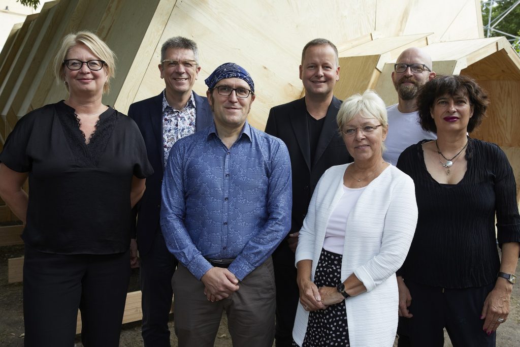 v.l.n.r.: Marie Østergård, Direktorin der Aarhus Public Libraries,  Volker Heller, Vorstand der Stiftung Zentral- und Landesbibliothek Berlin (ZLB), Danilo Vetter, Leiter der Stadtbibliothek Pankow beide Geschäftsführung der Direktorenkonferenz des Verbundes der Öffentlichen Bibliotheken Berlins (VÖBB), Dr. Klaus Lederer, Bürgermeister und Senator für Kultur und Europa,  Jutta Kaddatz, Bezirksstadträtin und Vorsitzende der Verbundkonferenz der Öffentlichen Bibliotheken Berlins,  Moritz van Dülmen, Geschäftsführer der Kulturprojekte Berlin GmbH,  Friederike Tappe-Hornbostel, Pressesprecherin der Kulturstiftung des Bundes (Foto: Mike Auerbach/ZLB)