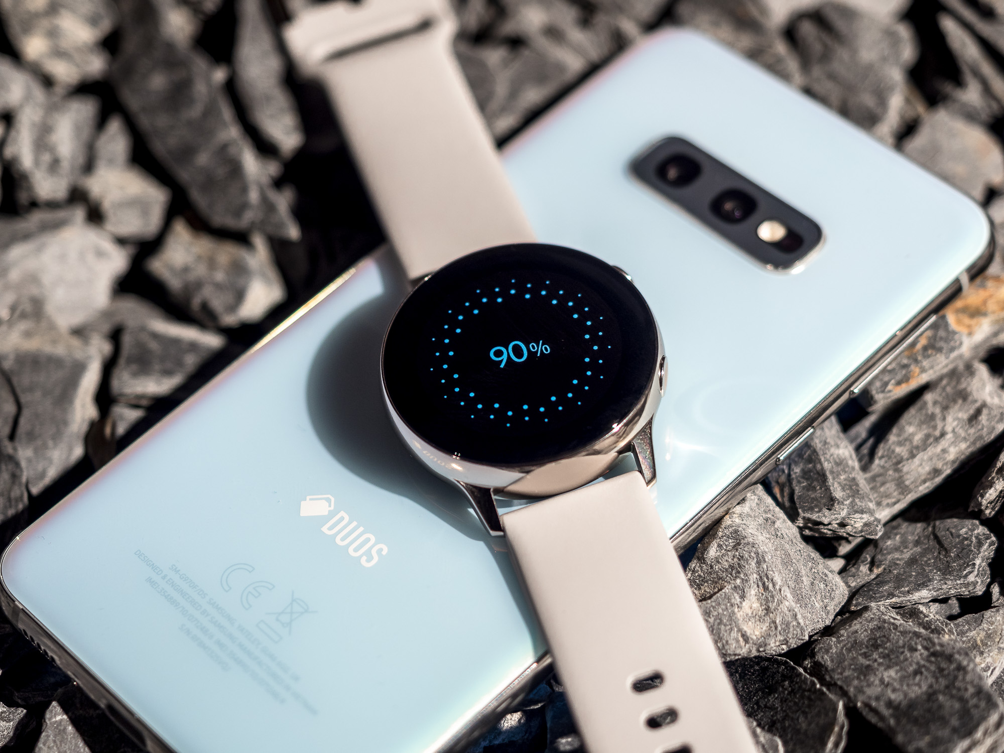 Samsung Galaxy S10e Wireless PowerShare Galaxy Watch Active