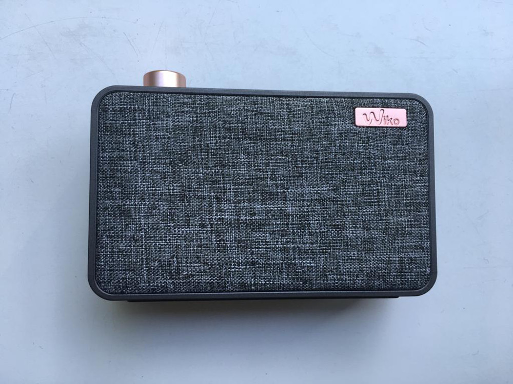 Die Vorder- und Rückseite des Wiko wishake Wireless Speakers sind mit Stoff überzogen.