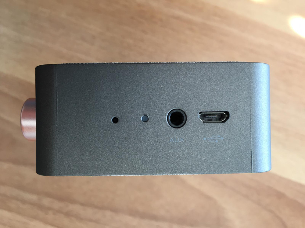 Der Wiko wishake Wireless Speaker kommt mit zwei Anschlüssen aus. Einem Aux- und einem Micro-USB-Anschluss.