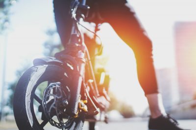Bild eines Mannes auf einem E-Scooter