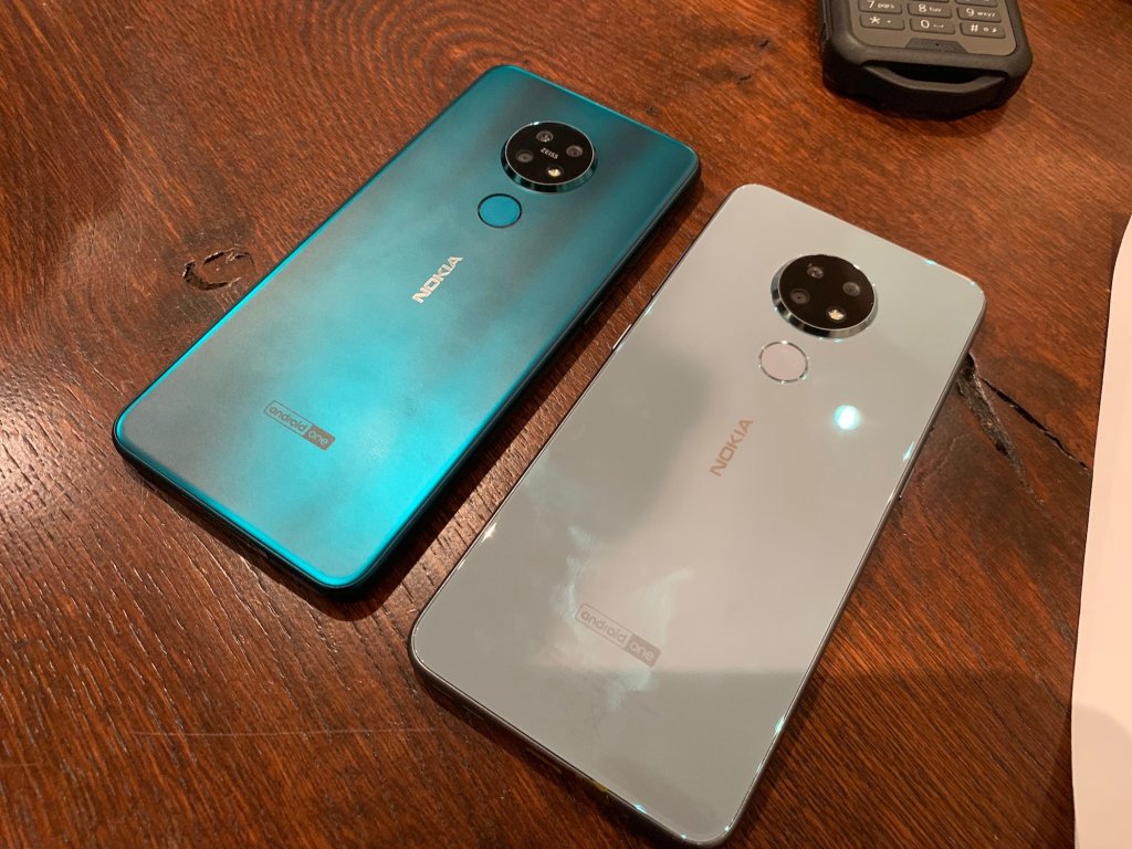 Rückenansicht:Nokia 7.2 links und Nokia 6.2 rechts