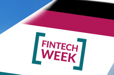 Logo der Fintech Week auf dem Seitenruder eines Flugzeugseiner
