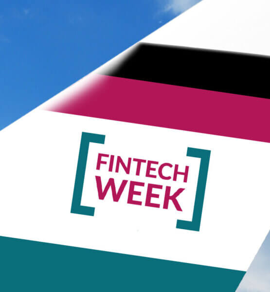 Logo der Fintech Week auf dem Seitenruder eines Flugzeugseiner