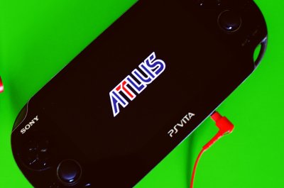 Die Playstation Vita mit einem Spiel von Atlus