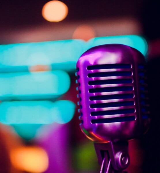 Mikrofon in lila Licht getaucht
