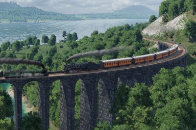 Zwei Dampfloks fahren in Transport Fever 2 auf einer großen Steinbrücke in idyllischer Insellandschaft aneinander vorbei.