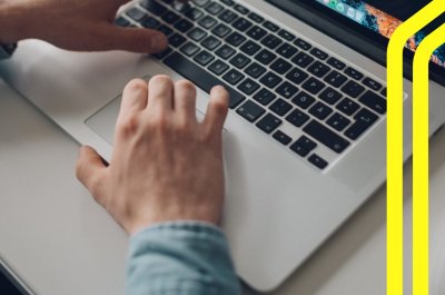 Hände am Laptop - Titelbild zu Firmenwiki-Artikel / Image by Štefan Štefan?ík on Unsplash edited by Moritz Stoll
