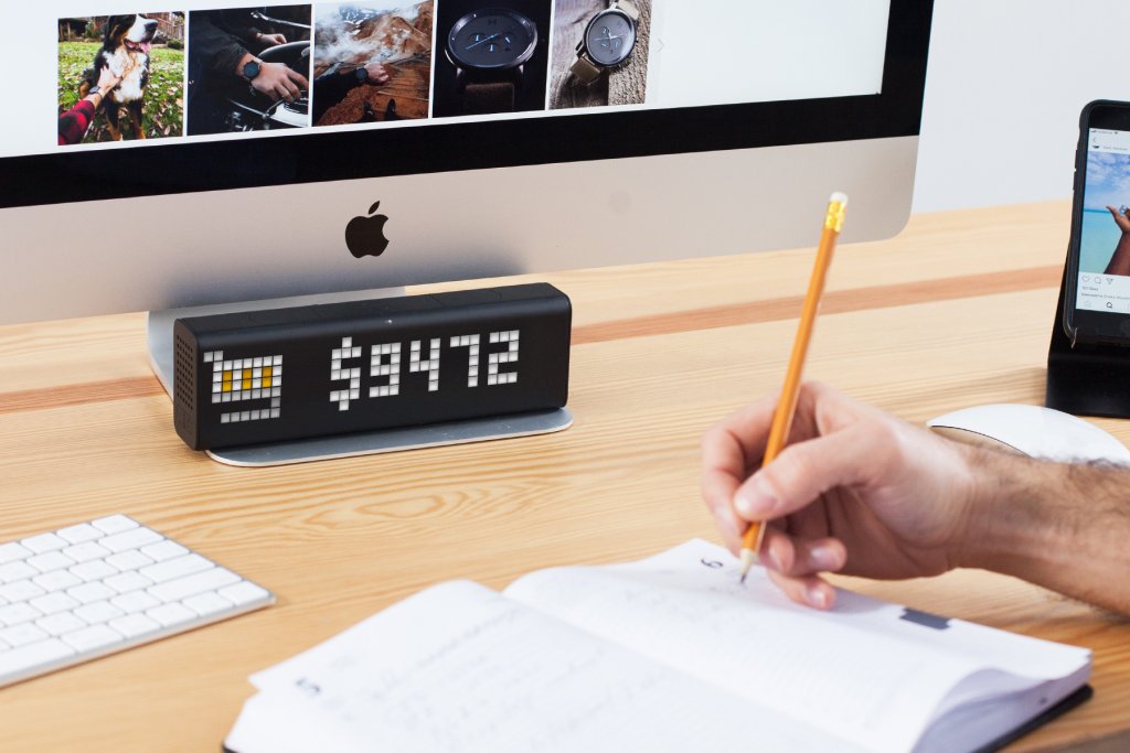 LaMetric Time - das Gadget für's Home Office ist in Aktion zu sehen. / Image by LaMetric