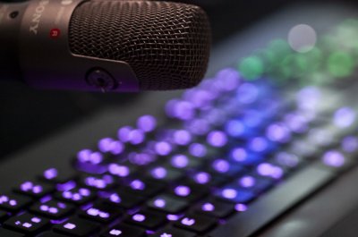 Tastatur und Mikrofon - Titelbild für die besten Gaming Podcast / Bild von Kalle via stock.adobe.com