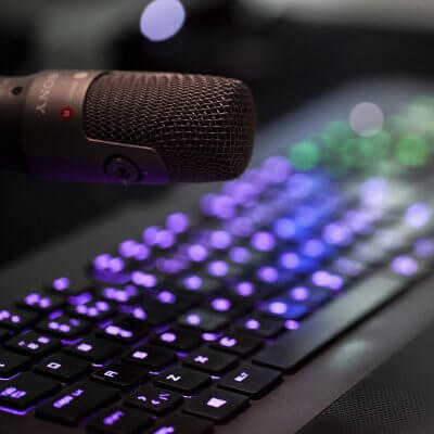 Tastatur und Mikrofon - Titelbild für die besten Gaming Podcast / Bild von Kalle via stock.adobe.com