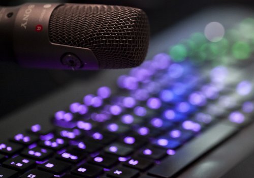 Tastatur und Mikrofon - Titelbild für die besten Gaming Podcast / Bild von Kalle via stock.adobe.com