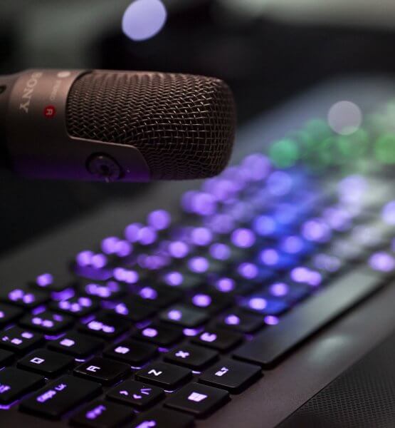 Tastatur und Mikrofon - Titelbild für die besten Gaming Podcast / Bild von Kalle via stock.adobe.com